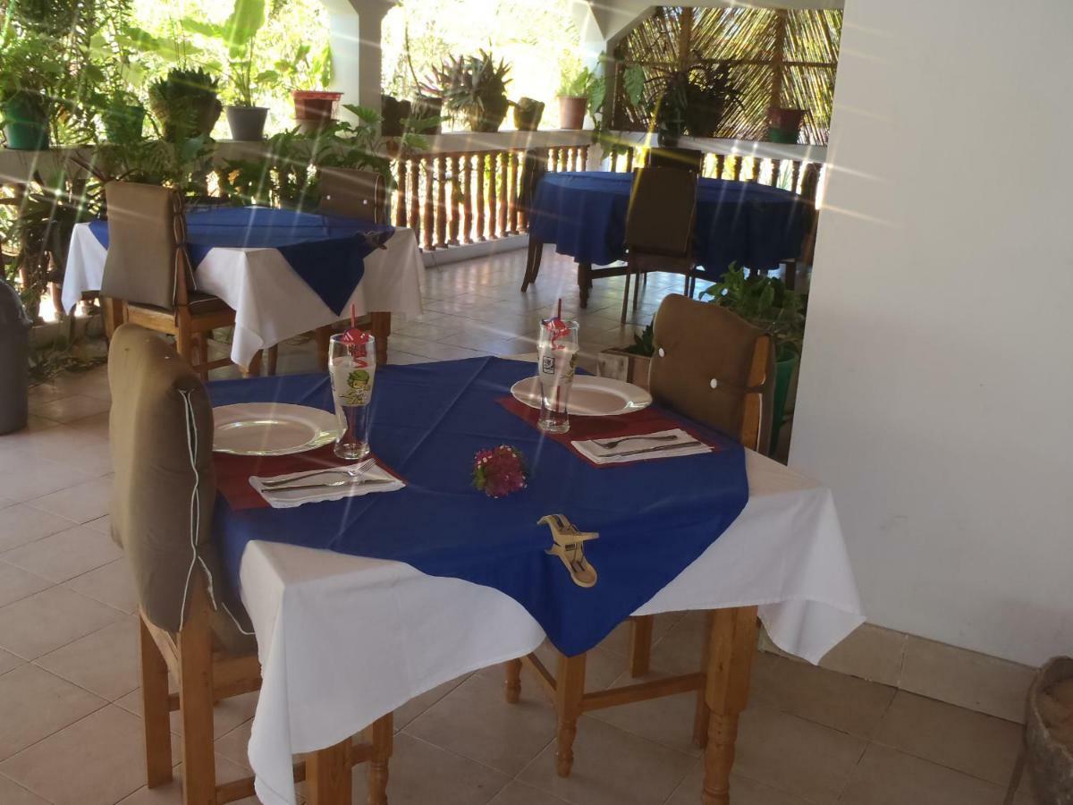 Chez Laurette Morombe Bagian luar foto